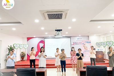 Thực hành yoga bầu cùng giảng viên tại lớp học