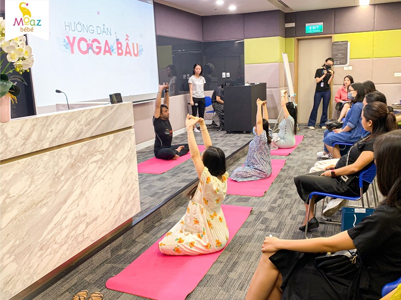 Thực hành yoga bầu cùng chuyên gia 