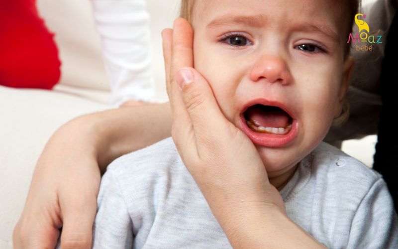 Trẻ quấy khóc, khó chịu cần đi khám bác sĩ và điều trị sớm Trẻ quấy khóc, khó chịu cần đi khám bác sĩ và điều trị sớm