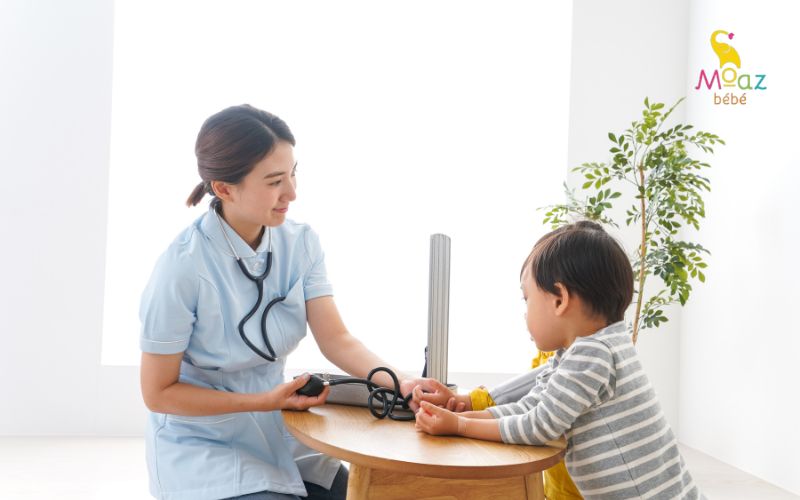 Trẻ cần đi khám bác sĩ khi có dấu hiệu sốt, nôn mửa