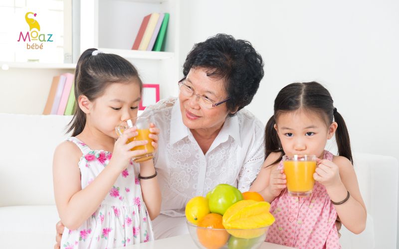 Cho trẻ uống nhiều nước, bổ sung trái cây tươi thanh mát