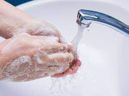 Ba mẹ nên vệ sinh tay sạch sẽ đảm bảo trước khi tiến hành pha sữa cho trẻ