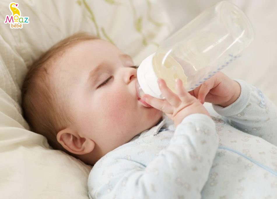 Ba mẹ nên để ý việc cho bé uống sữa nguội 