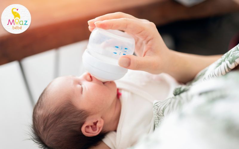 Nên vệ sinh bình sữa ngay sau khi bé uống xong