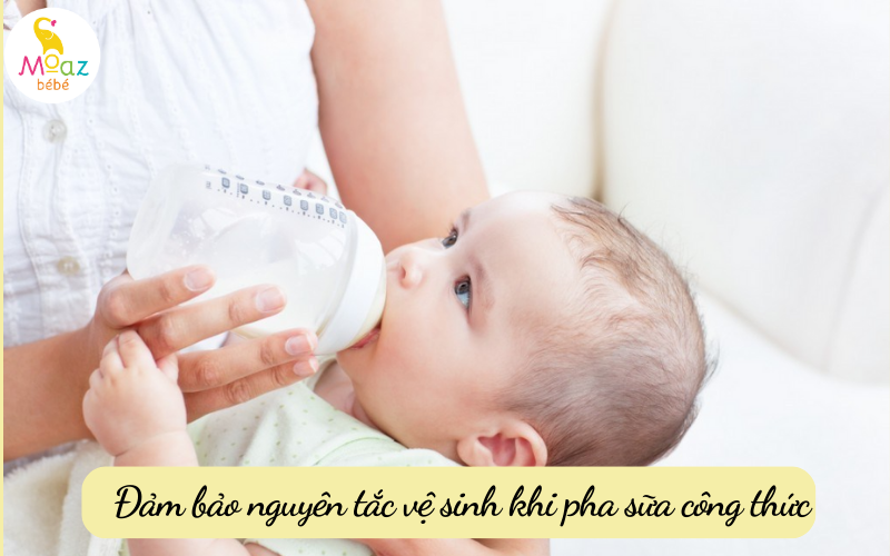 Đảm bảo nguyên tắc vệ sinh dụng cụ pha sữa, rửa tay sạch sẽ trước khi pha sữa cho con