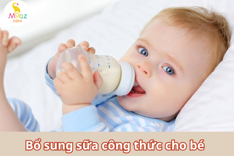 Bé lười bú bình, chậm tăng cân bố mẹ phải làm sao?