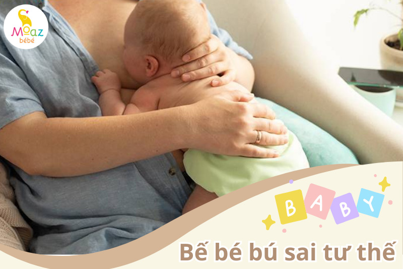 bé bú bình bị sặc trớ do tư thế bú bình không đúng