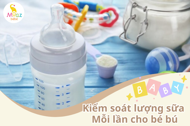 khi cho trẻ bú bình bố mẹ nên căn chỉnh lượng sữa sao cho phù hợp