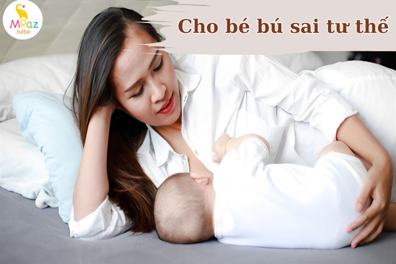 bé không chịu bú bình do tư thế bú sai cách