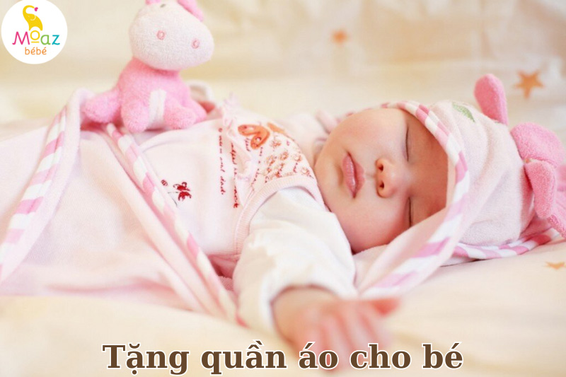 tặng quần áo cho bé sơ sinh đầy tháng