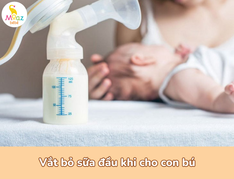 Vắt bỏ sữa đầu khi cho con bú