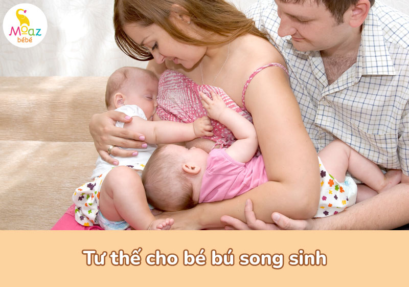 Tư thế cho bé bú song sinh