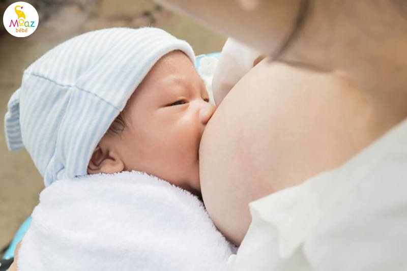 Lưu ý khi cho con bú đối với mẹ có đầu ti to