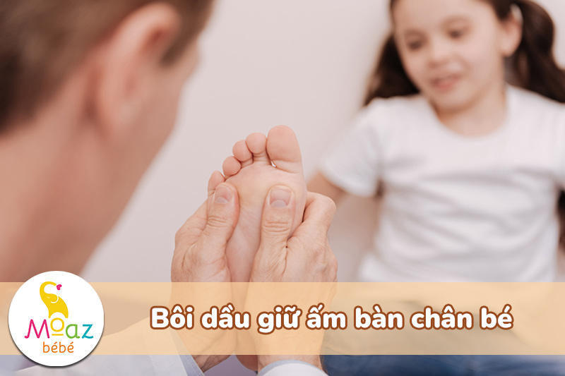 Mẹo chữa nghẹt mũi ngay lập tức cho bé hiệu quả bất ngờ 4 Bôi một ít dầu giữ ấm vùng ngực hoặc gan bàn chân