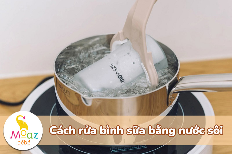 Rửa bình sữa bằng nước sôi có sạch không? Những điều mẹ cần biết 4 Cách rửa bình sữa bằng nước sôi