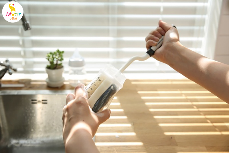 Rửa bình sữa bằng tay hay bằng máy tốt hơn? 2 Ưu và nhược điểm khi rửa bình sữa bằng tay