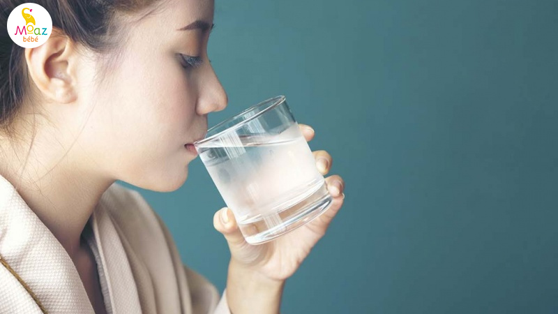 Uống nước ấm trước khi cho bé bú hoặc hút sữa