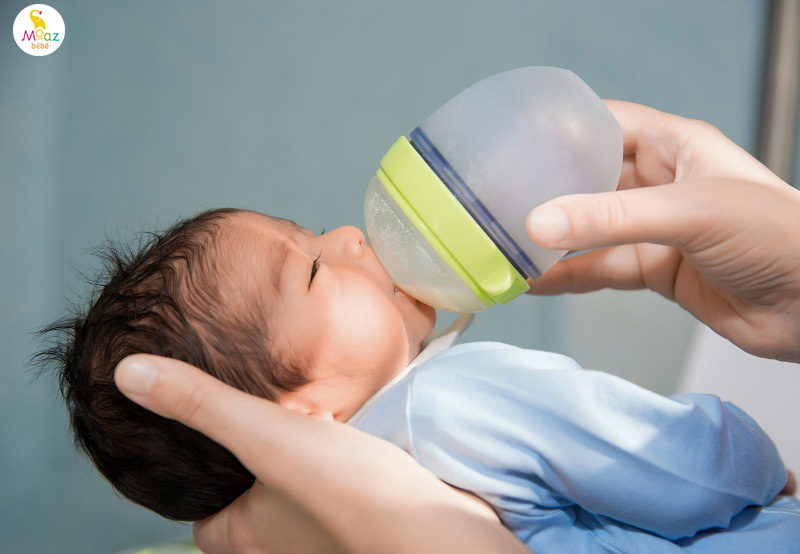 Cách cho bé bú bình không bị đầy hơi đơn giản mà hiệu quả 3 Cho bé bú chậm và theo nhịp của bé