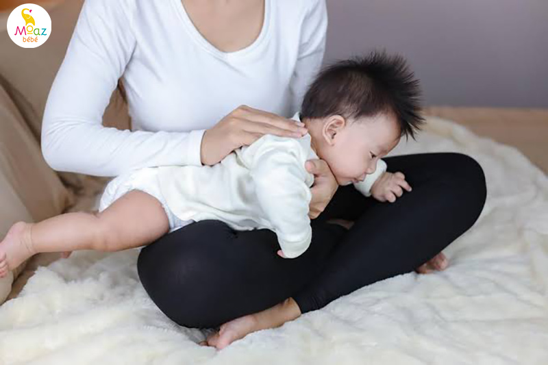 Vì sao trẻ dưới 1 tháng cần được vỗ ợ hơi sau bú?