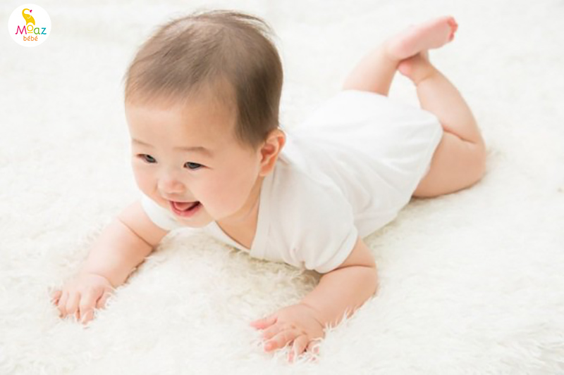 Biểu hiện của trẻ 3 tháng tuổi thông minh, lanh lợi 4 Biểu hiện phát triển tốt về vận động và giác quan