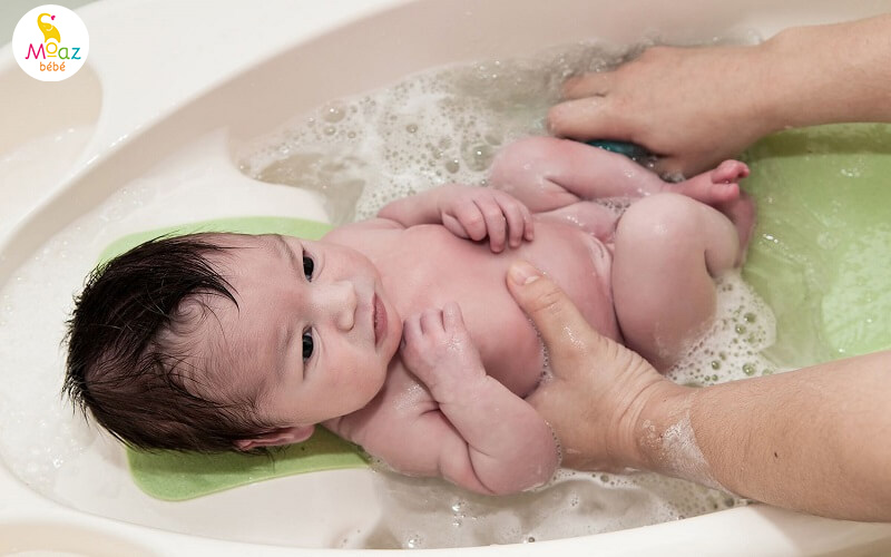 Trẻ ra mồ hôi trộm tắm lá gì? Cách chăm sóc bé đúng cách 4 Góc nhìn khoa học về việc tắm lá giúp trẻ hết mồ hôi trộm