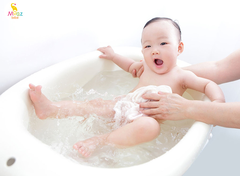 Trẻ ra mồ hôi trộm tắm lá gì? Cách chăm sóc bé đúng cách 5 Cách tắm cho trẻ ra mồ hôi trộm an toàn