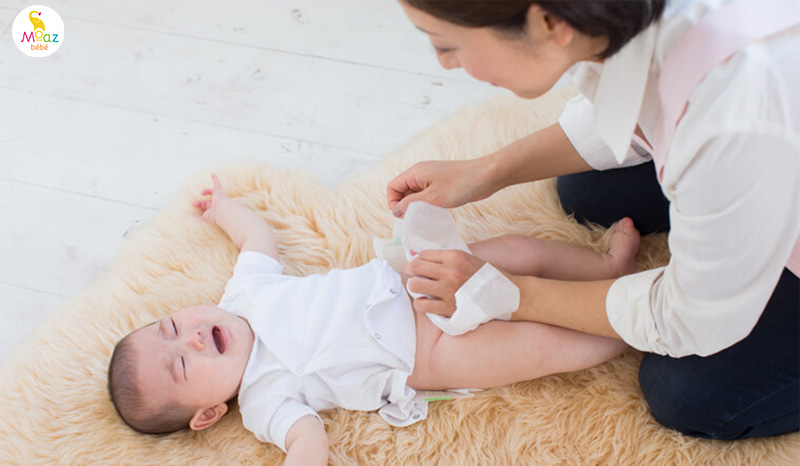 Vì sao trẻ hay khóc trước khi ngủ? Cách giúp bé dễ ngủ hơn 3 Tã ướt hoặc quần áo khiến bé khó chịu